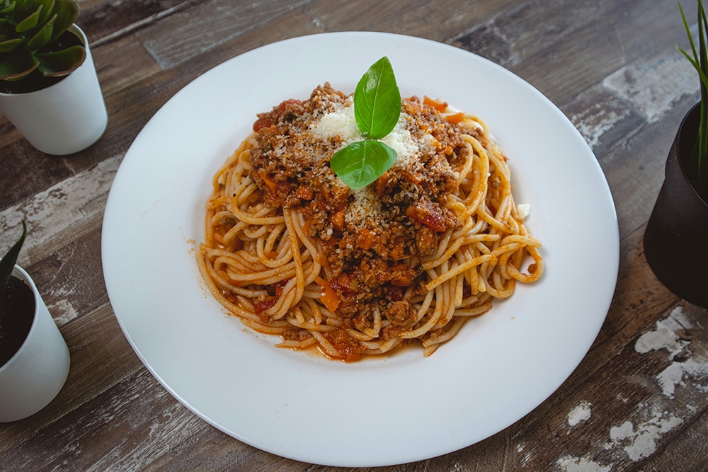 Teller mit Spaghetti Bolognese und Käse